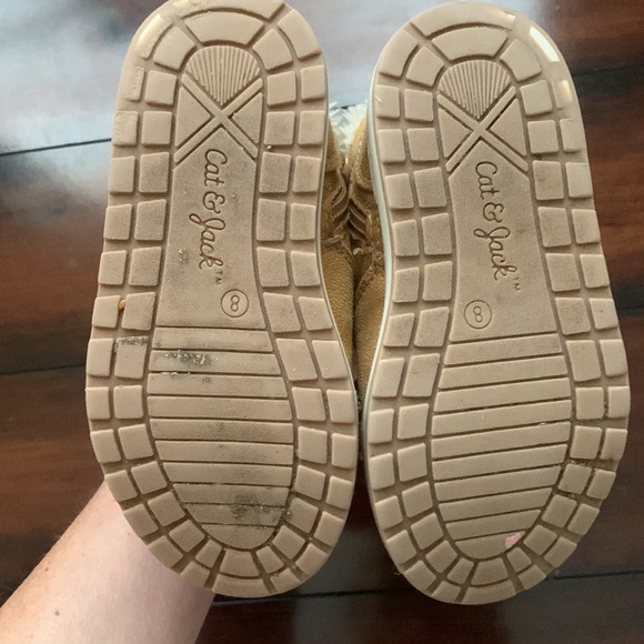 3/30$ BUNDLE SALE! 
Gently used Cat & Jack winter boot. Size 8 - Picture 6 of 7